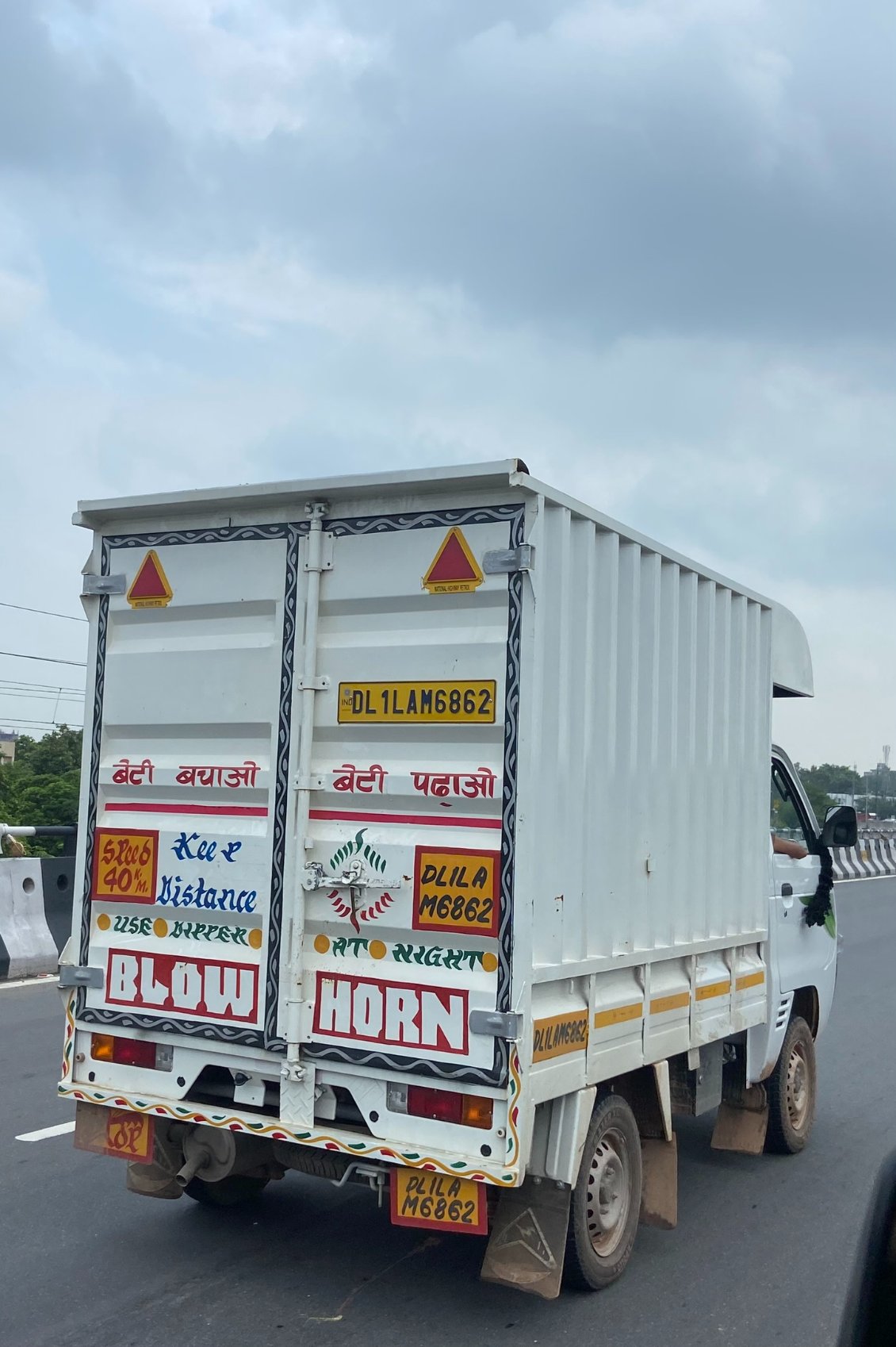 L'arrière des camions indiens, remplis d'inscriptions et de conseils.