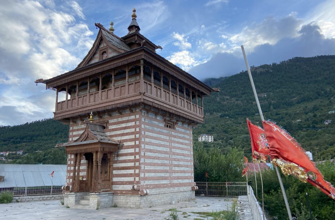 Kalpa, au dessus de Reckong Peo, et son temple miniature.