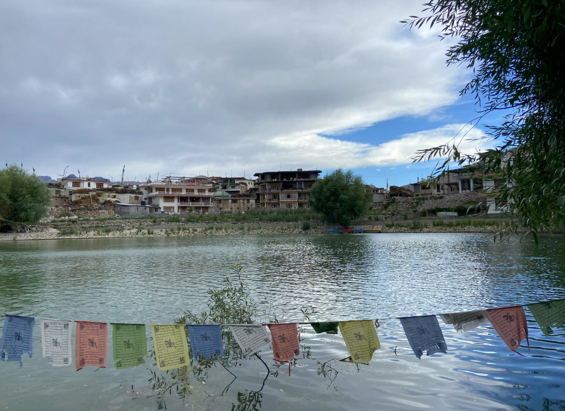 Village de Nako. Le vent emporte les formules sacrées inscrites sur les drapeaux de prières, il les disperse et les transmets aux dieux qui sont censés leur donner vie.