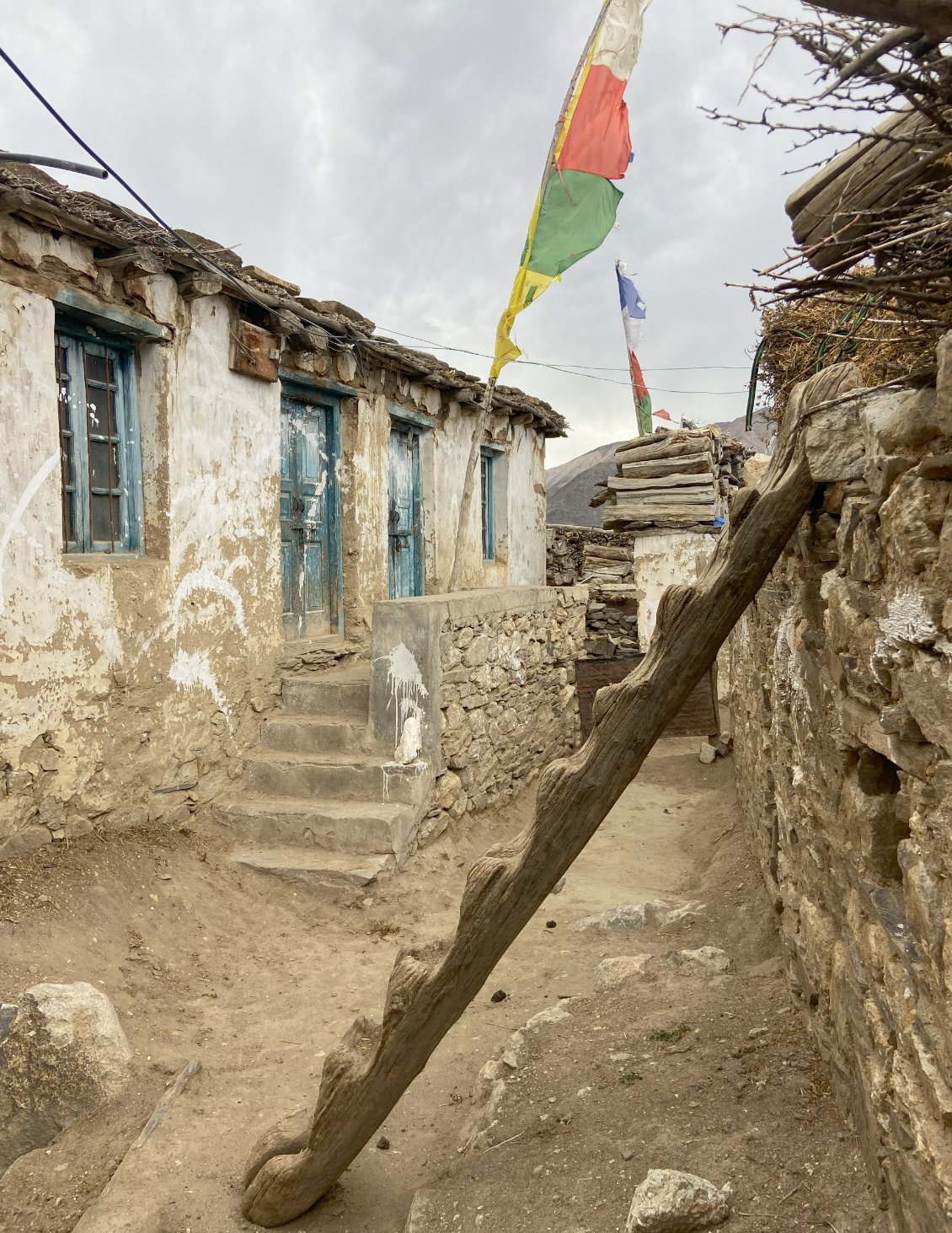 Le village de Nako marque la fin de ces journées de trajet en voiture.
Demain, une nouvelle aventure débute.