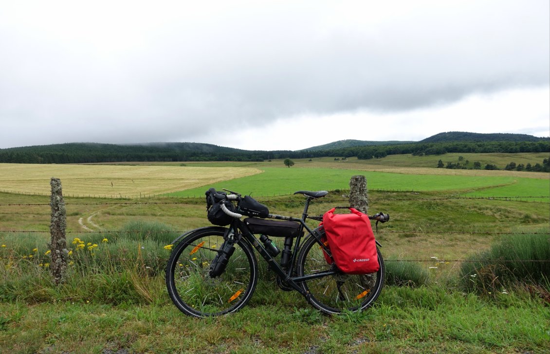 Mon nouveau mode déplacement, incluant mon sac-à-dos et mon matériel de randonnée/bivouac pour pouvoir alterner entre marche et vélo.