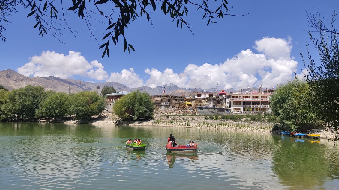 Une oasis dans cet univers minéral : le lac de Nako