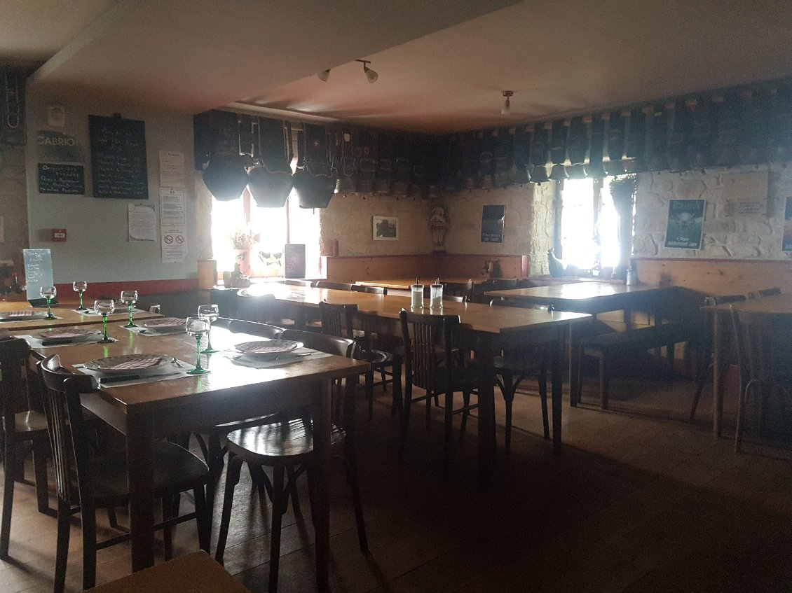 L'intérieur de la ferme-auberge du Belacker avec ses grosses cloches en décoration.