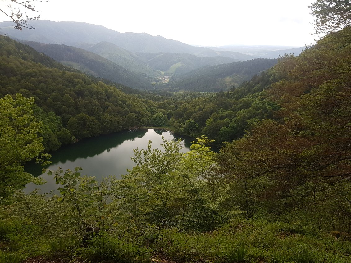 Vue sur le lac des Perches, juste avant la pluie.