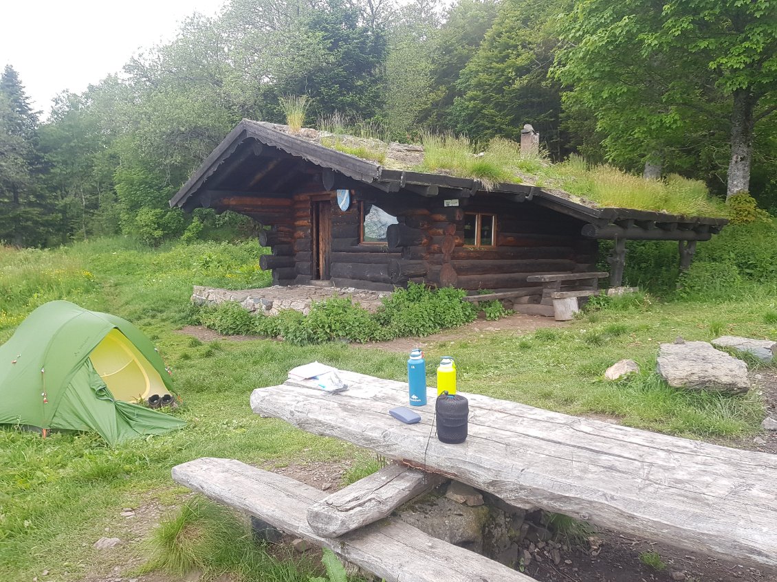 La cabane de la Haute Bers avec ma tente posée devant, avant que les envahisseurs n'arrivent !