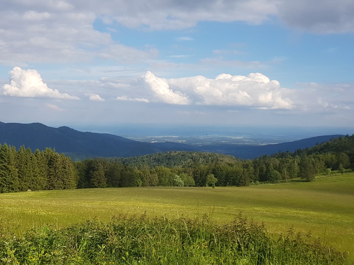 La vue depuis devant la cabane : vous les voyez, les Alpes, vous ?