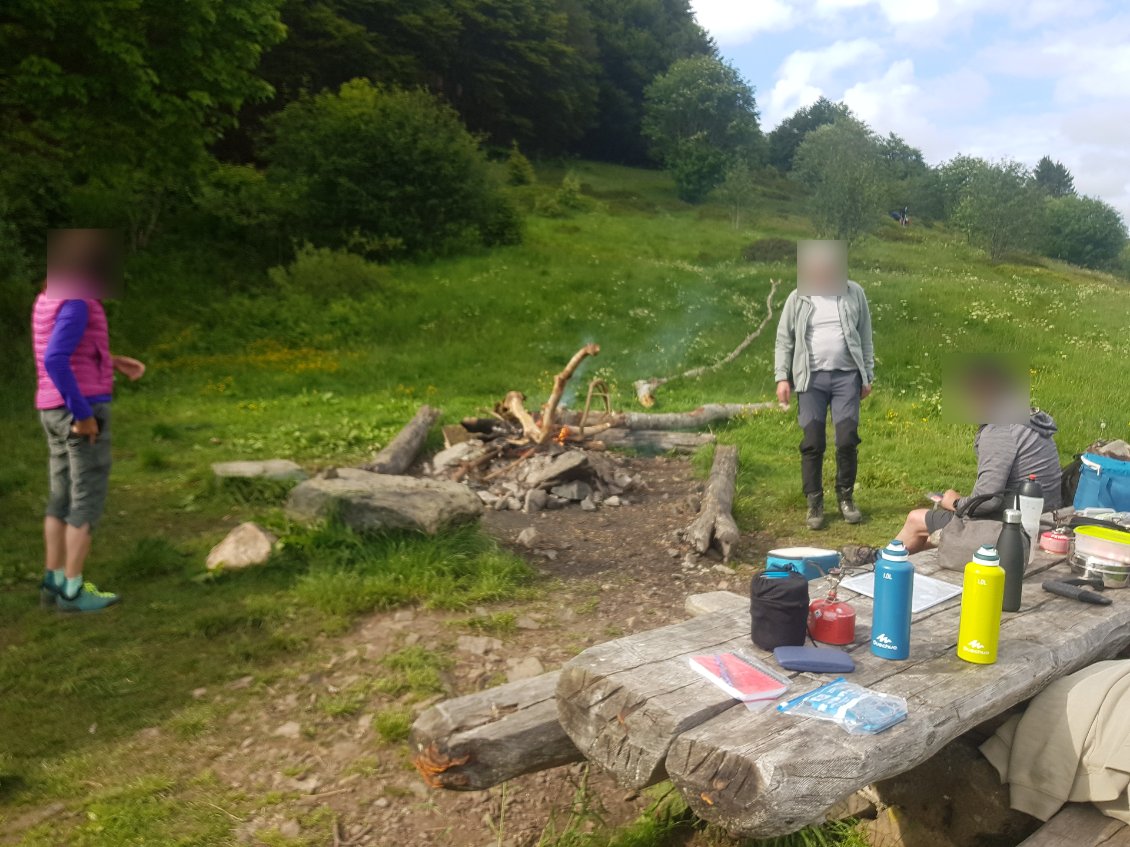 Une partie des joyeux drilles. En haut à droite, sur le chemin : notre observateur !