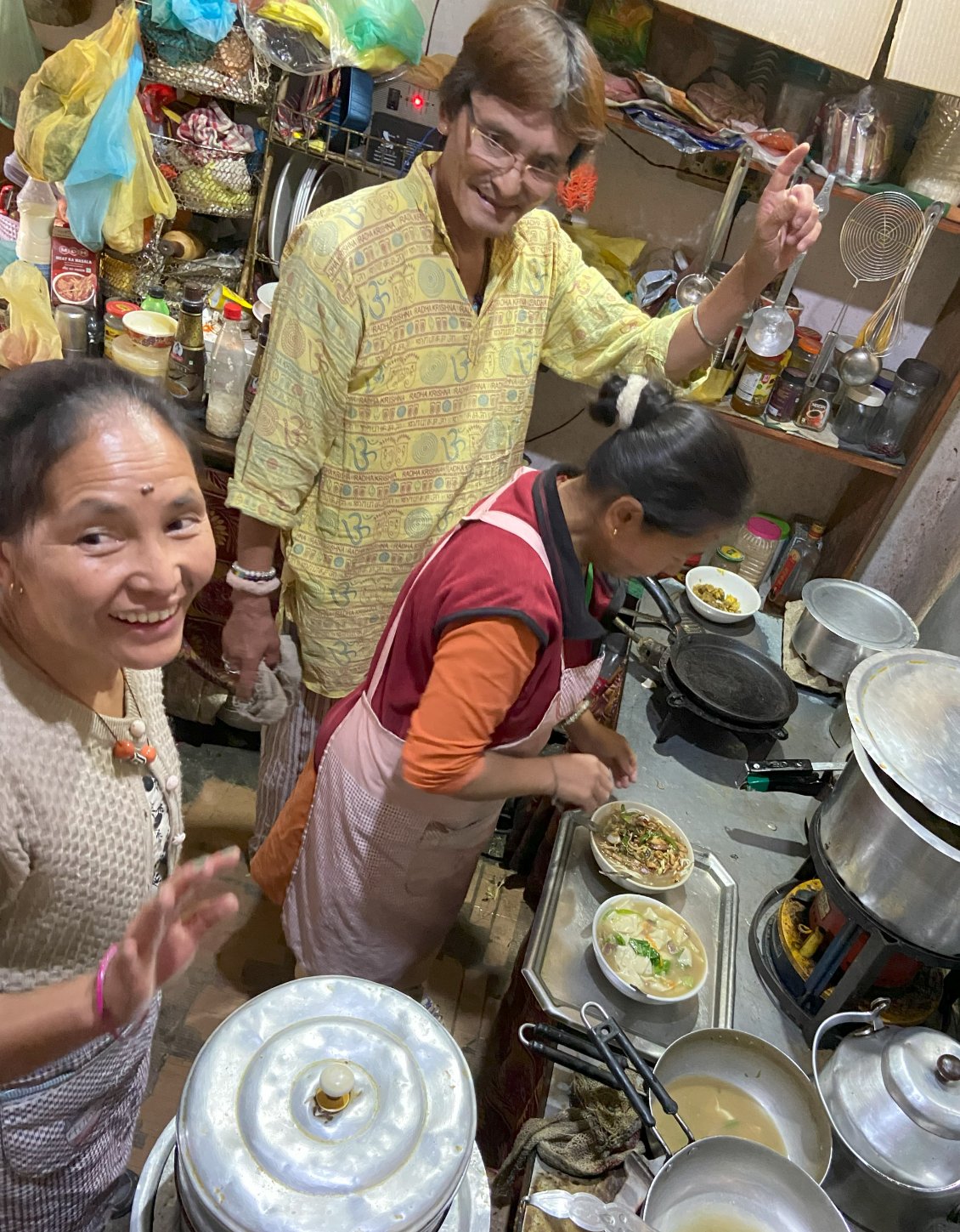 Ca s'active dans les cuisines du Singey Food Corner, à Kaza!