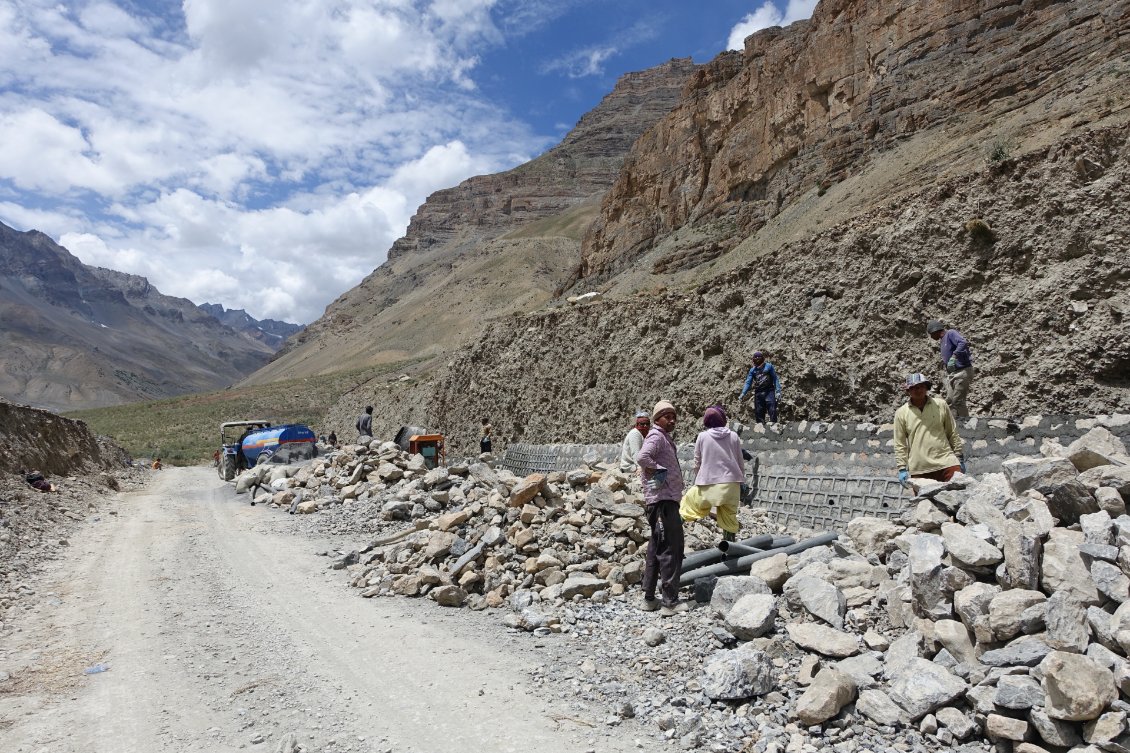 Et toujours les ouvriers de la BRO (Border Road Organisation) qui travaillent comme des forçats pour améliorer la piste.