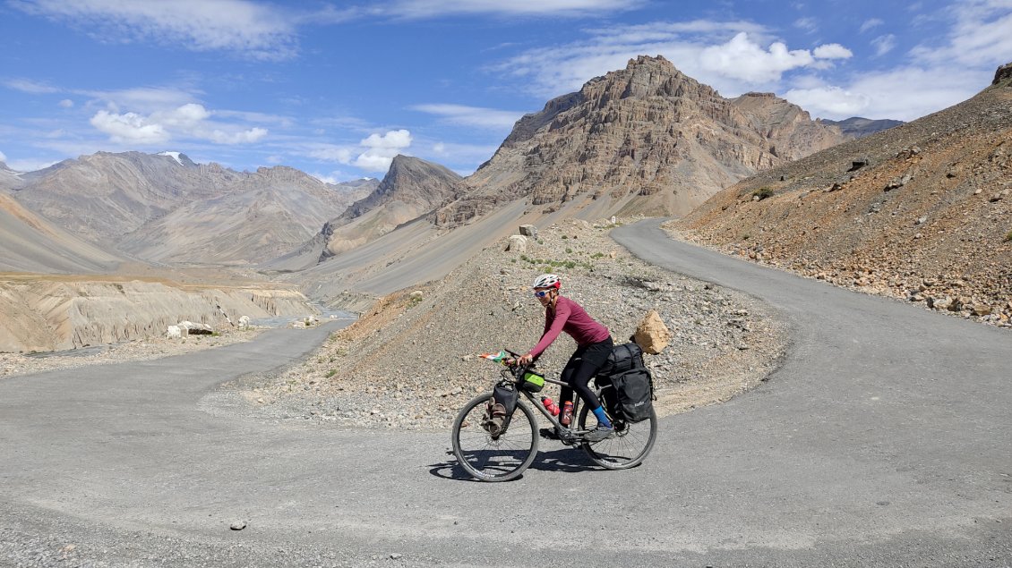 On apprécie la route goudronnée, d'autant plus qu'on ne sait pas si on va pouvoir en profiter encore longtemps...