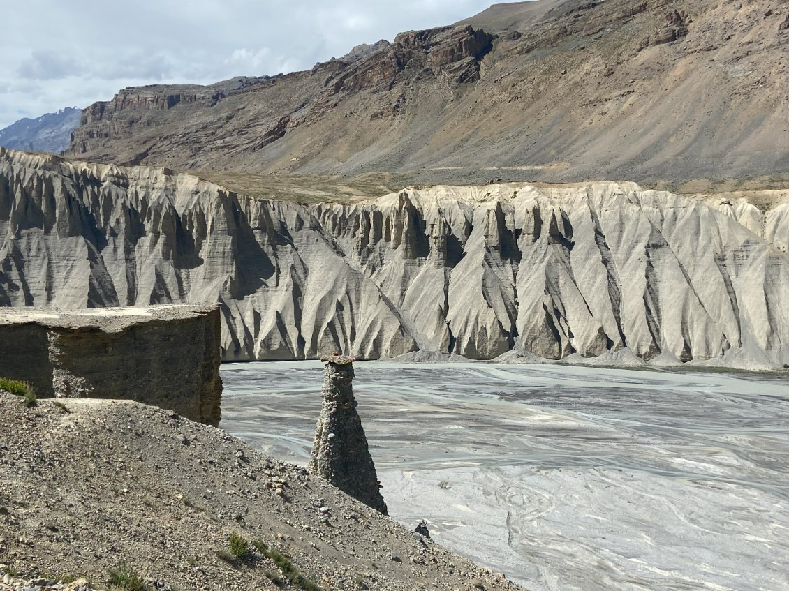 Draperies de pierres sur le lit de la rivière...