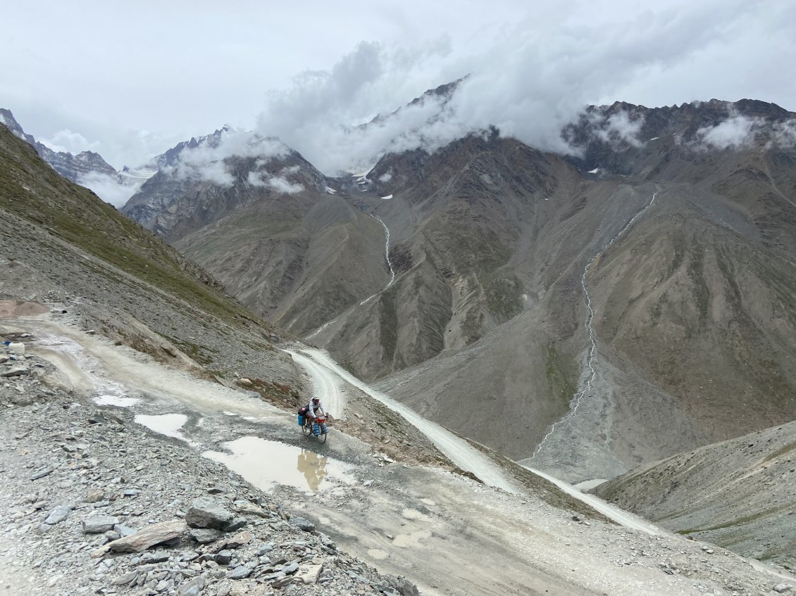 La piste taillée à flanc de montagne nous demande encore de l'attention...