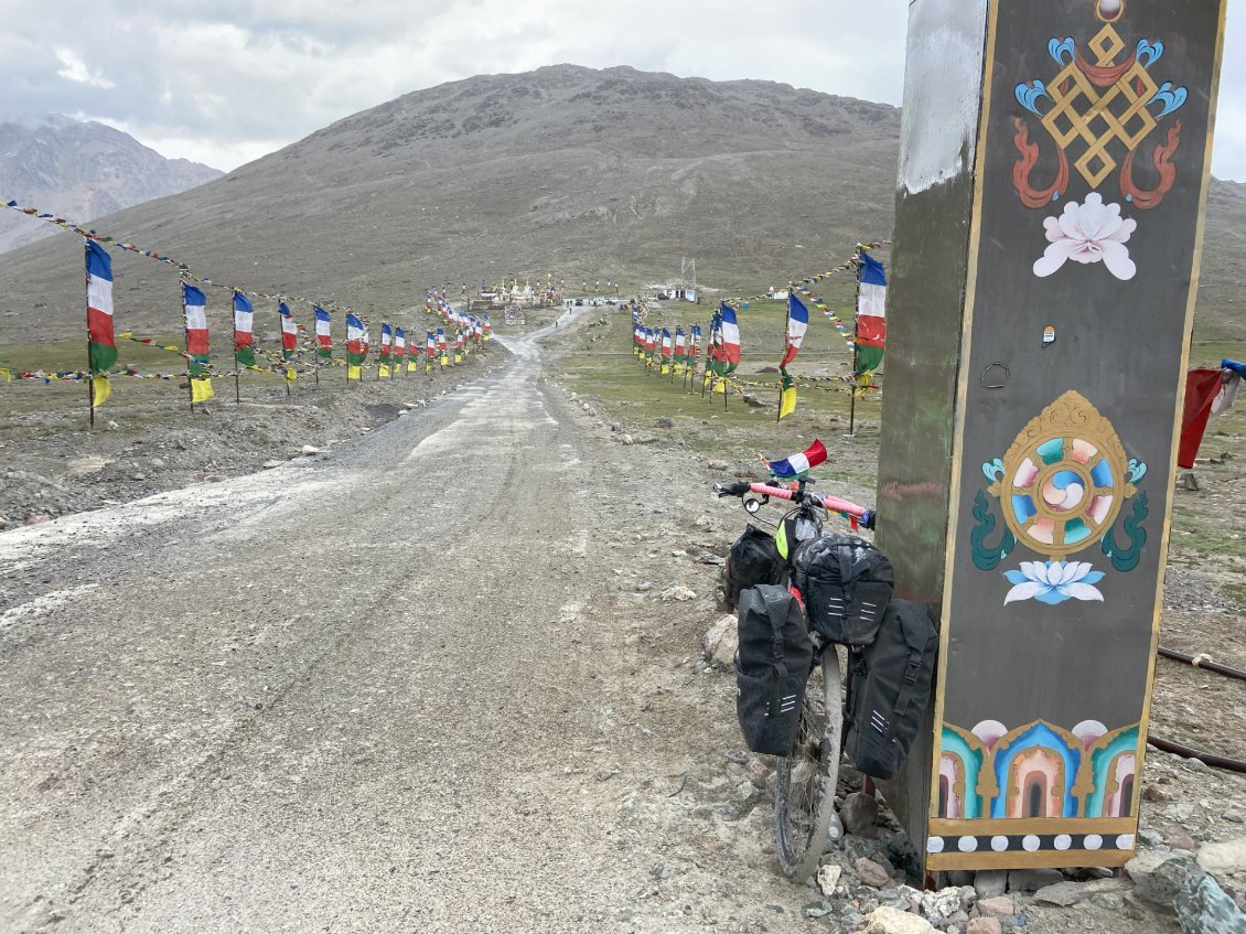 Au fond, le petit temple de Kunjum Devi