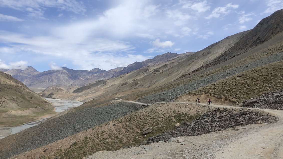 La piste remonte la Chandra River sur 13 km pour accéder au lac (sacré) de Chandratal.