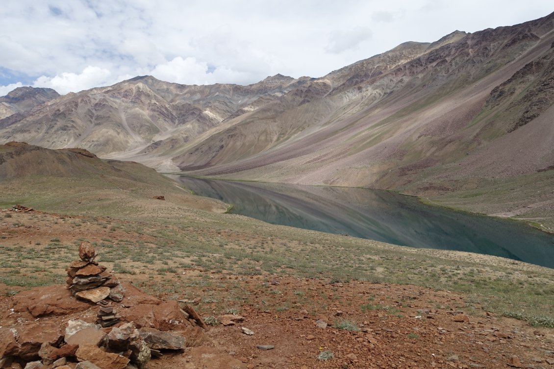 Le lac de Chandratal se reflètent les montagnes.