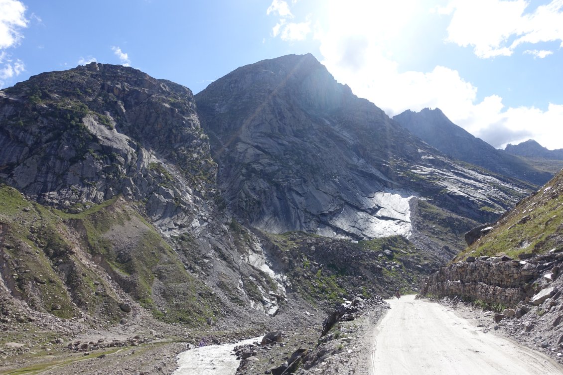 La piste passe sous d'impressionnantes parois.