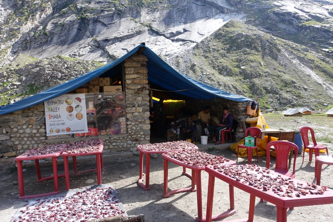 Au camp de toile de Chatruu, la viande est mise à sécher...