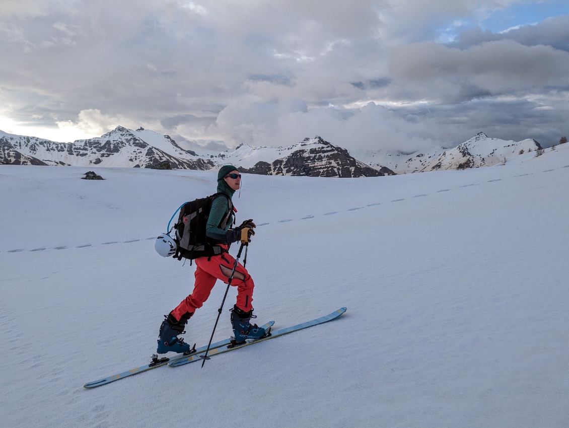 À ski de randonnée, l'effort intense peut se faire par température assez fraiche et dans du vent - c'est le cas ici -, on apprécie alors le côté à la fois respirant et protecteur du Tuvegga, et la protection offerte par la capuche à la tête et la nuque exposées au vent.