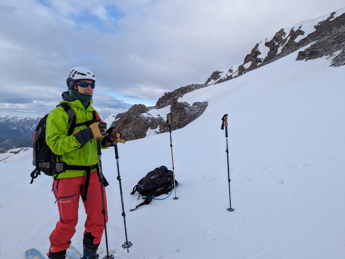 Bien protégée des éléments !
Ski de rando, on a beau être fin mai, le fond de l'air est froid, il y a du vent et il neige par moments.