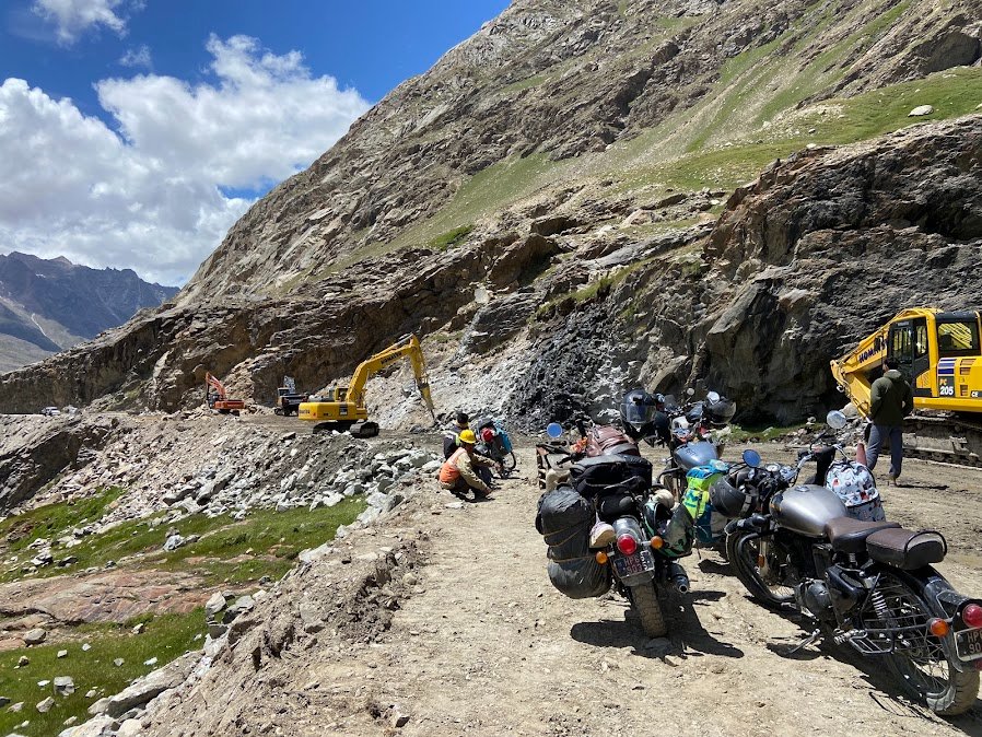 La piste est parfois fermée pour travaux. Heureusement, avec les vélos, il est toujours possible de se faufiler.