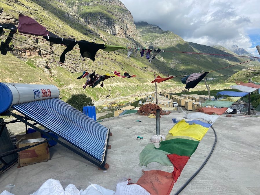 Le vent fait claquer la lessive et les drapeaux de prières.