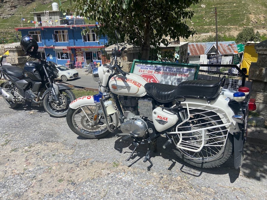 Même la Police roule en moto Royal Enfield... La Classe!