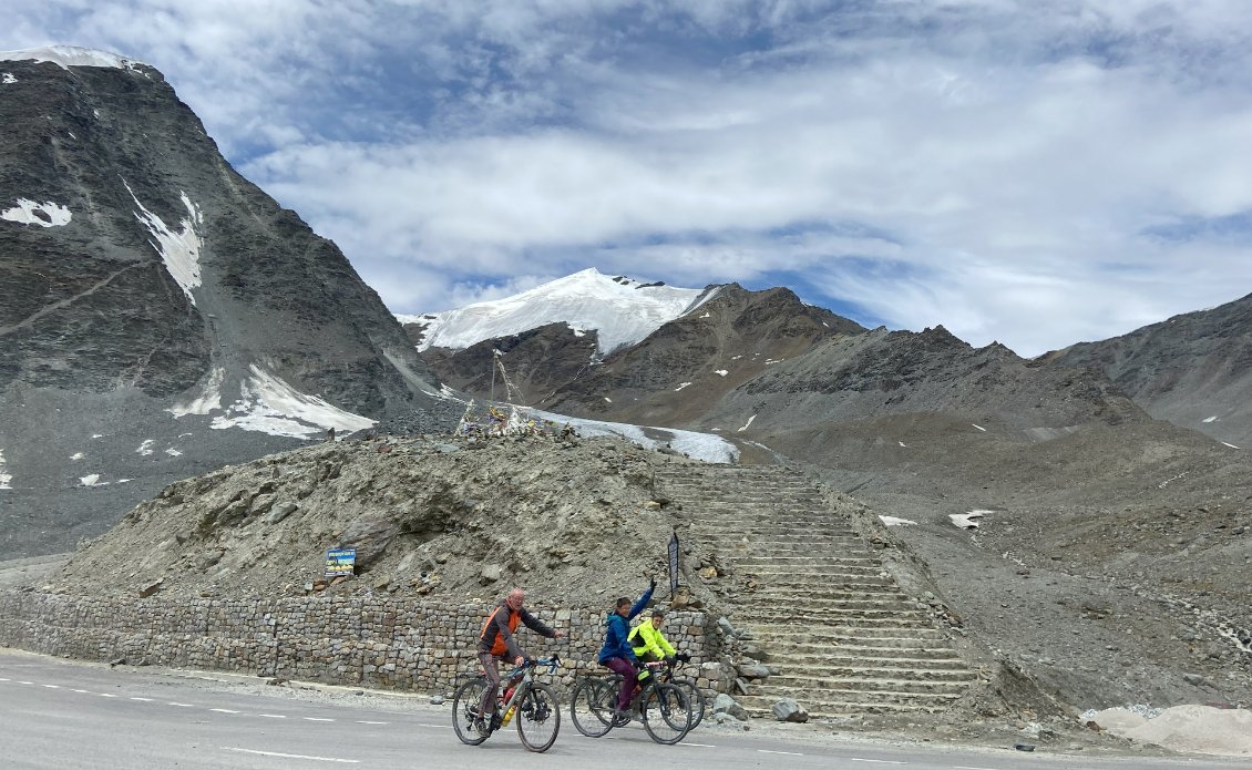 On n'a peut être pas fait l'ascension du versant Sud, car la piste était en travaux, mais on va faire la descente côté Nord!