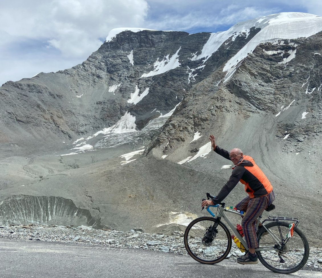 Des allures de conquérant. 5054m. d'altitude! De notre vie, on n'est jamais monté aussi haut!