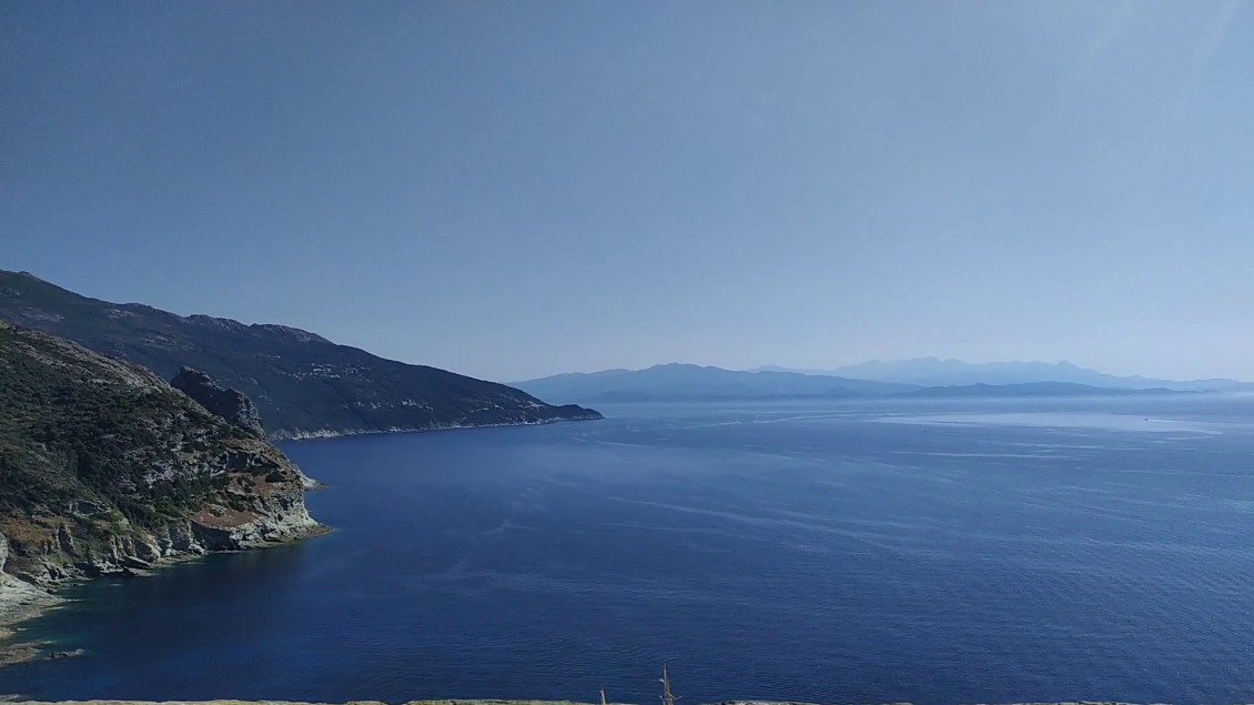 La côte Ouest du Cap Corse. Au fond, la dorsale montagneuse Nord (début du fameux GR20)