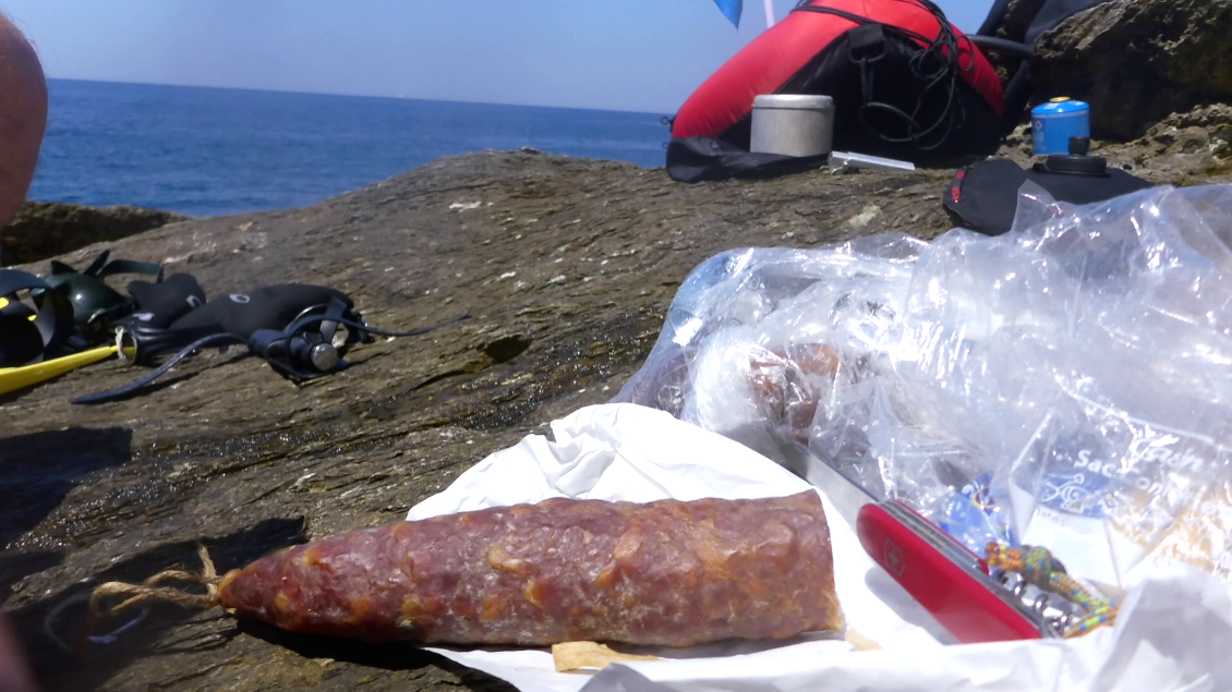 Casse croûte corse sur les rochers de la pointe de Minerbio pour la pause méridienne