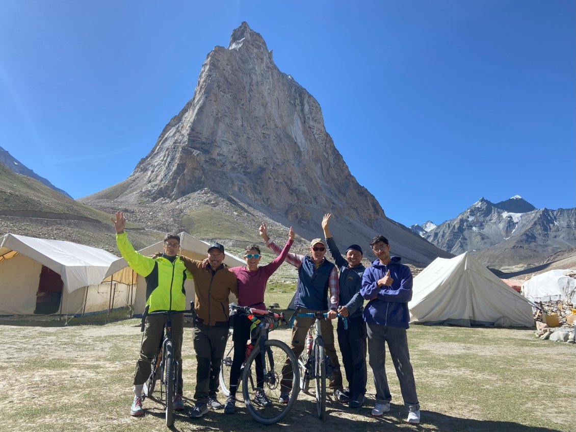 Photo de groupe avant la première étape du trek. Espérons de le Gonbo Rangjon, montagne sacrée, veillera sur nous