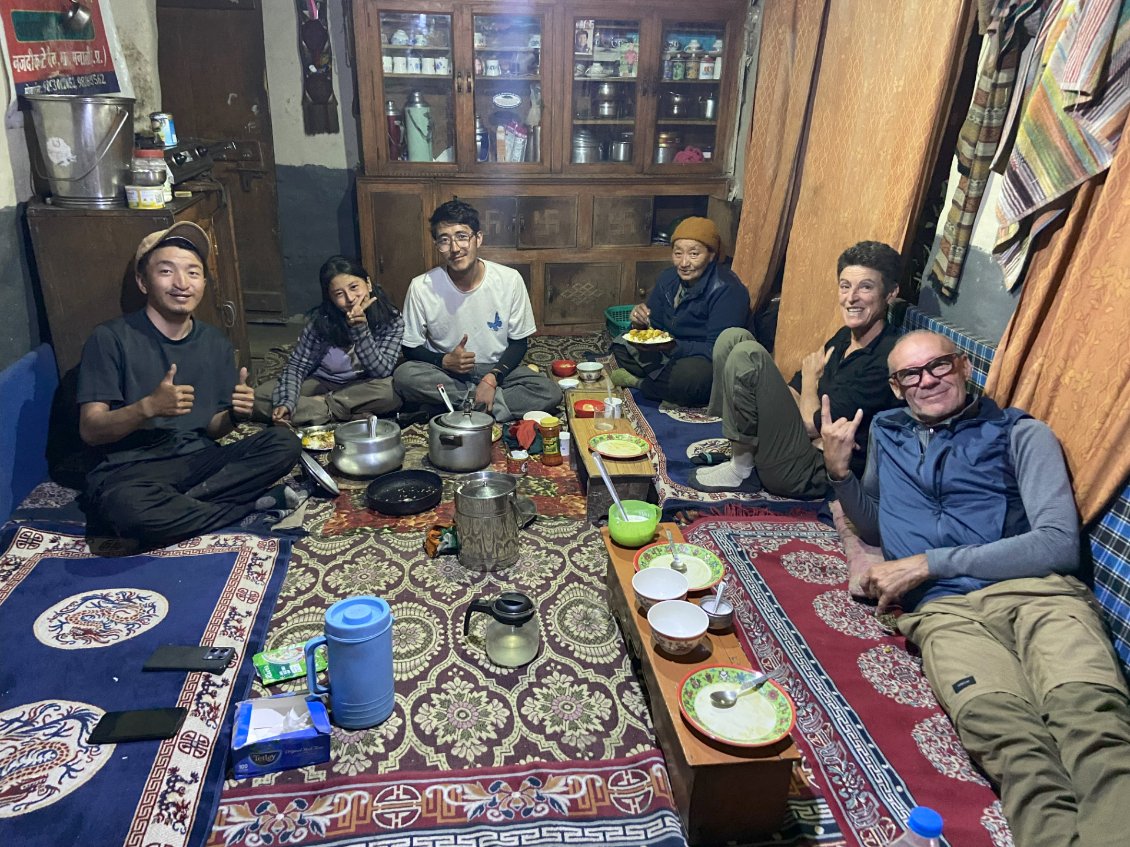 Autour d'un bon repas, en compagnie de la mamn et de la petite soeur de Palden