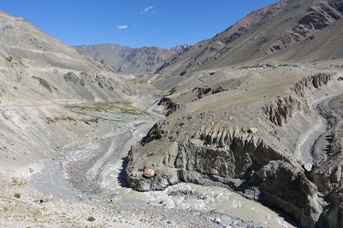 La rivière Kargiakh Chu, aux eaux boueuses