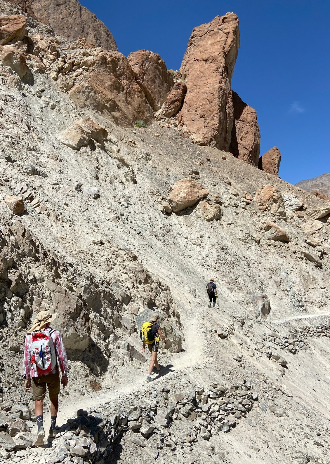 Le sentier se fraye un passage pour le moins escarpé.