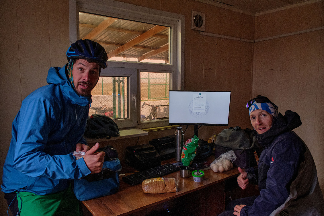 Kazakhstan-Invités à se mettre au chaud dans le poste de douane kazakhe