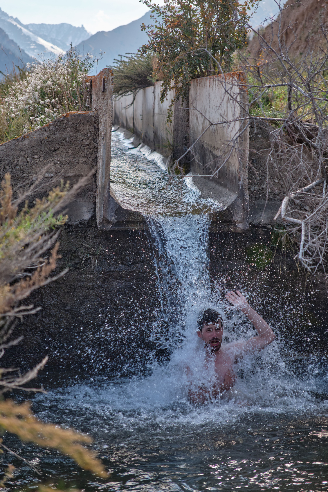 Kirghizstan-Une petite douche avant le bivouac