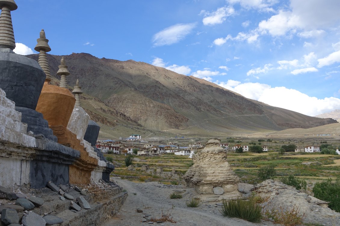 Vue sur le village de Cha.