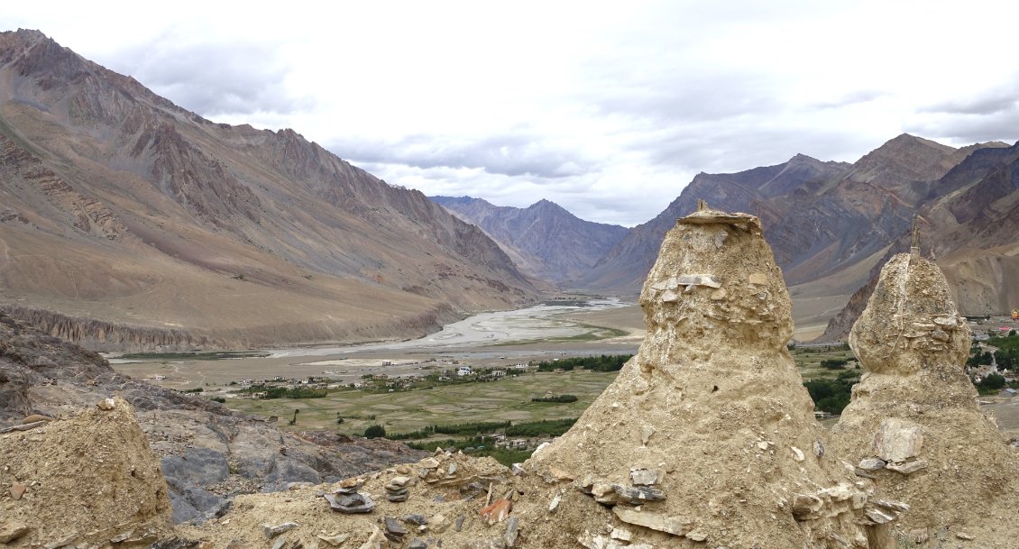 Vue sur la vallée du Zanskar. Au premier plan, un Chörten ancien, en ruine.