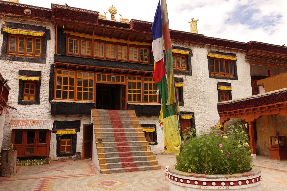 Accès à la salle des prières du Monastère de Songday Gonpa, dont la construction remonte au XIe s.