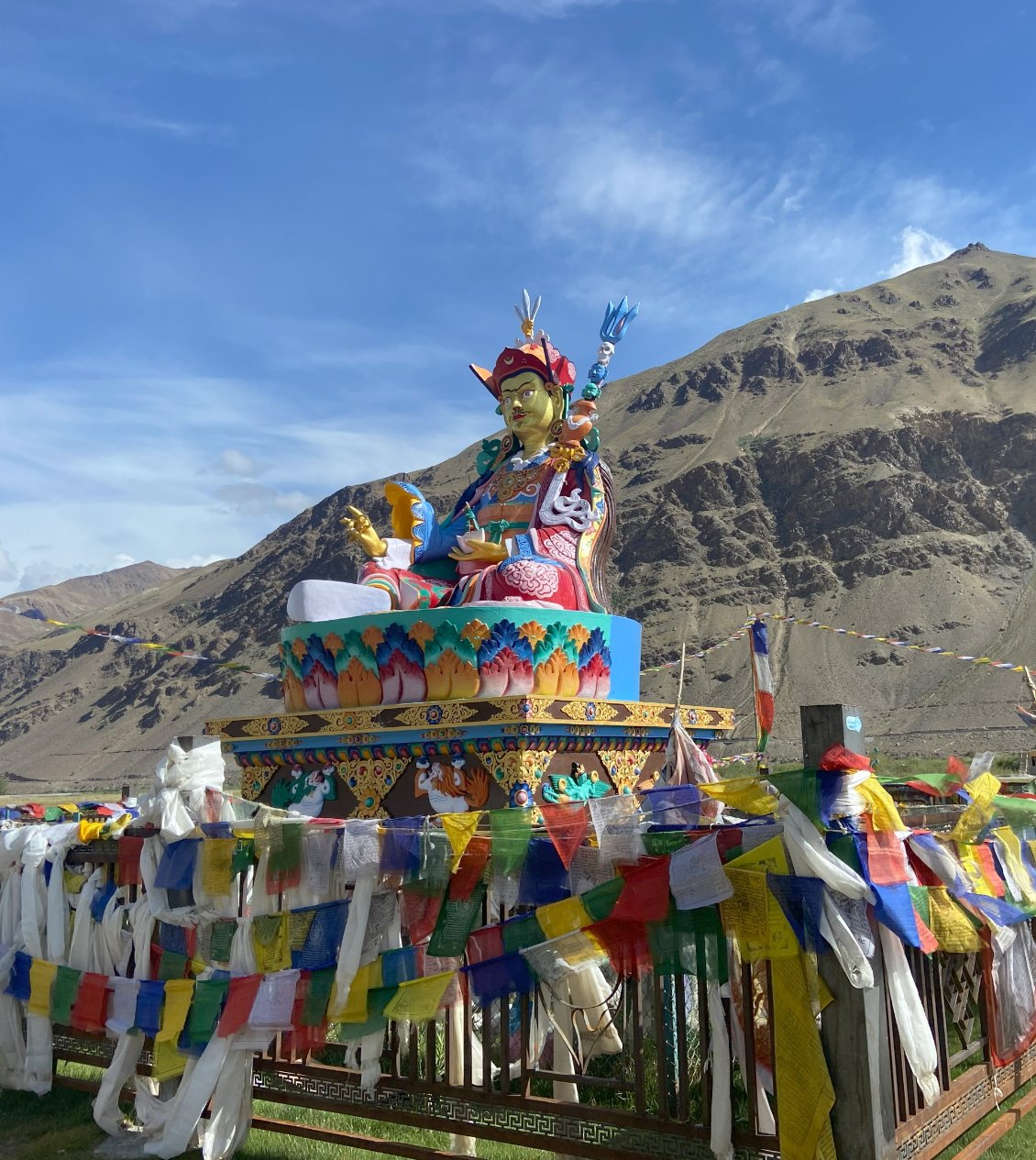 ...et Padmasambhava, le surveillant de baignade du Sani Holy Lake.