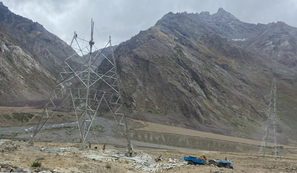 Installation des pylônes de la ligne à haute tension. Ici, pas de grue, pas d'hélico, tout est fait à la main...