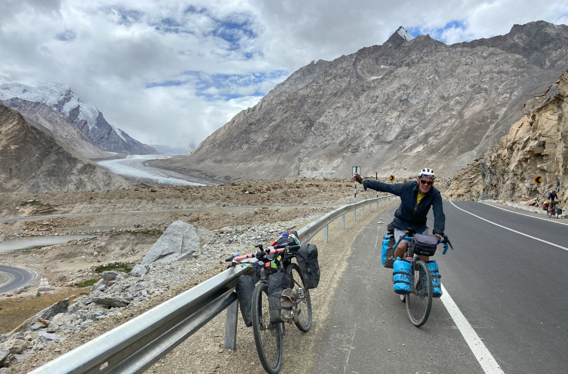 Derrière, le glacier de Drang Drung