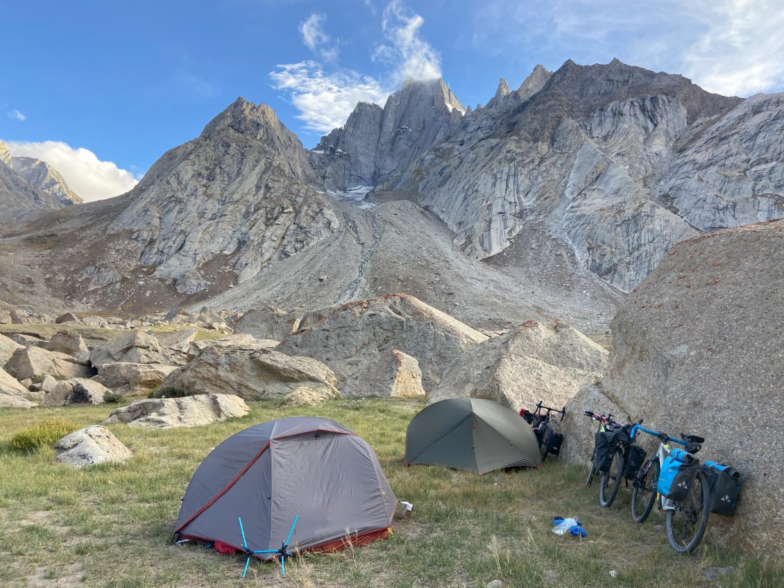 Ces blocs énormes vont nous abriter du vent furieux qui remonte la vallée