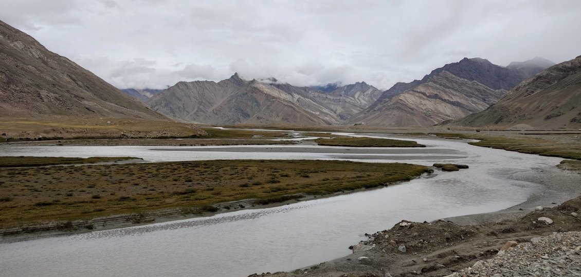 Les méandres de la rivière Suru, et au loin, les couleurs magnifiques des montagnes, comme des draperies flottant au vent.