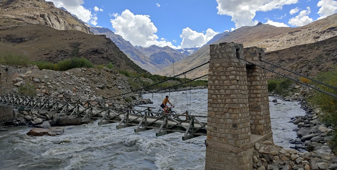 Un pont pour accéder au village.