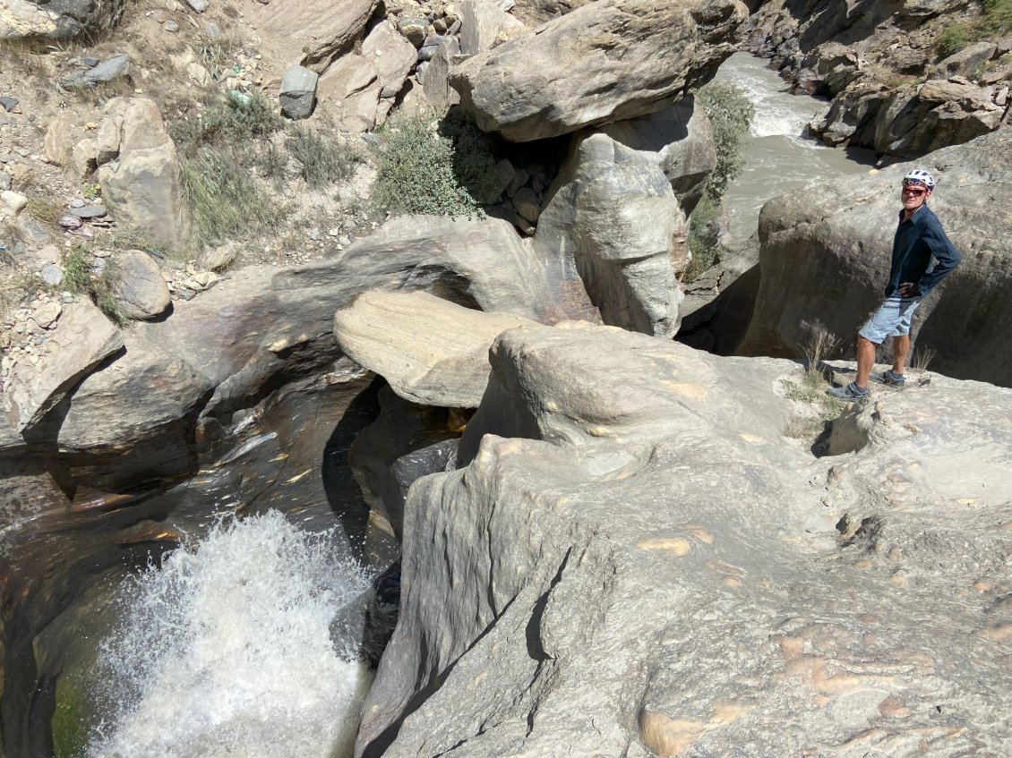 La rivière Suru se faufile dans des rétrécissements de la roche, creusant des cavités impressionnantes,