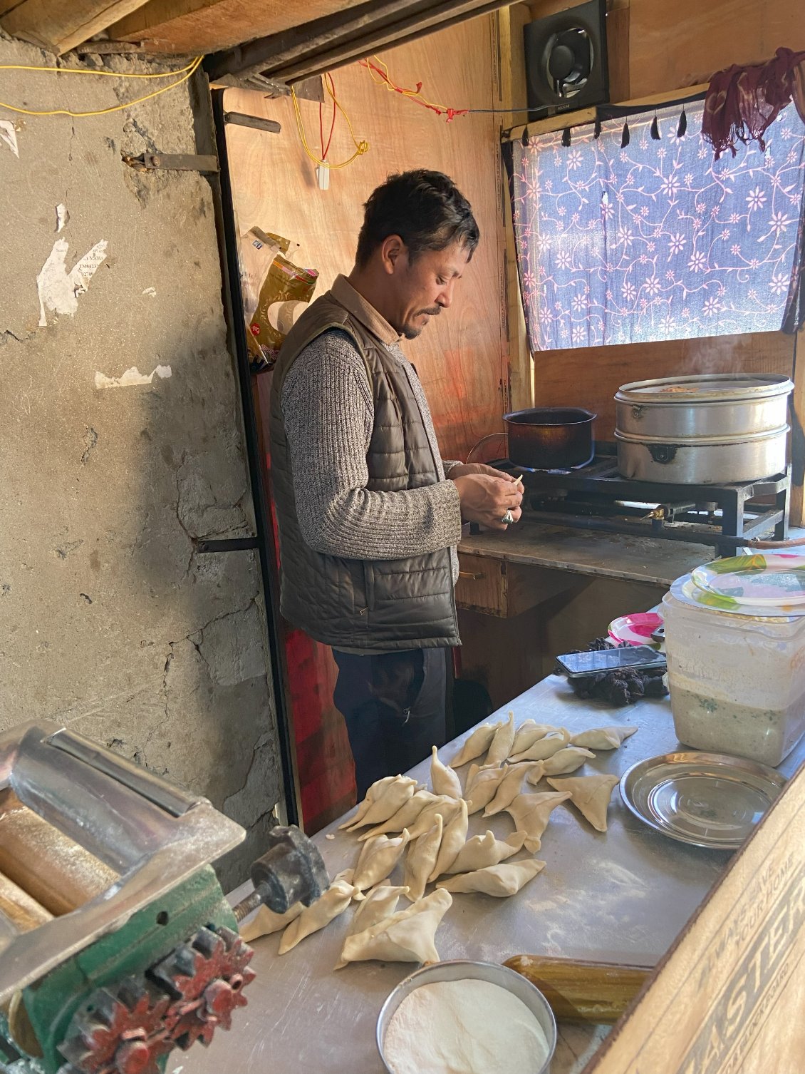 Pause de midi, au menu : des momos, ces raviolis frits et fourrés à la viande (ici, au mouton)