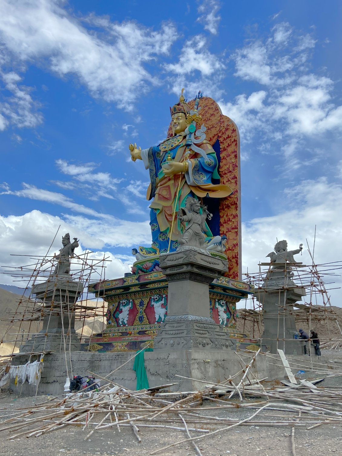 La statue est immense, mais les échafaudages en bambou, sorte de Mikado géant, sont impressionnants!