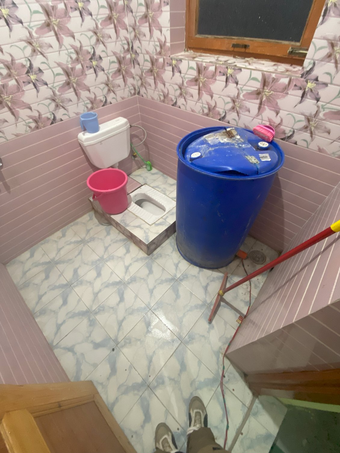 Le pompon de la Guest house : les WC - la douche au seau - de l’eau partout - le cumulus façon indienne avec une résistance dans le bidon bleu - et le fil électrique par terre. Tout va bien….