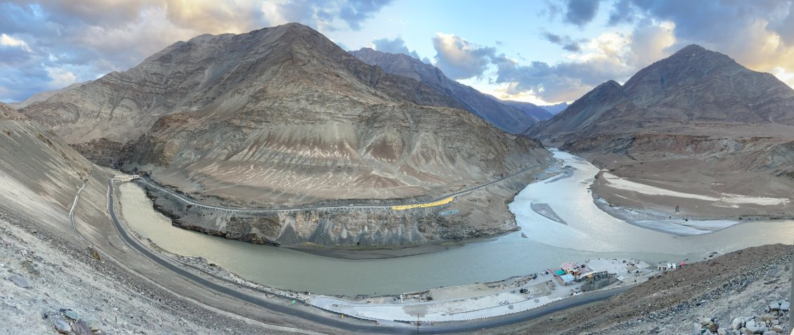 Confluence de l'Indus (à gauche) et du Zanskar (à droite)